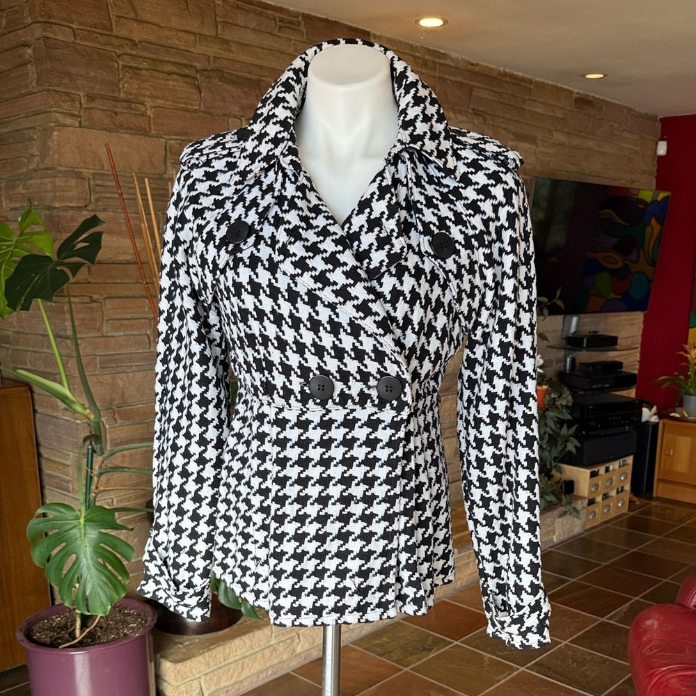 Stylish Black and White Houndstooth Jacket